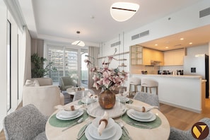 Family Apartment, Balcony, City View | Tempat makan