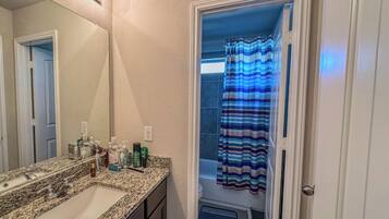 Huone | Kylpyhuone | Pyyhkeet, vessapaperi