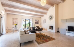 Smart TV, fireplace - Awesome home in Trequanda with house a panoramic view (Trequanda)