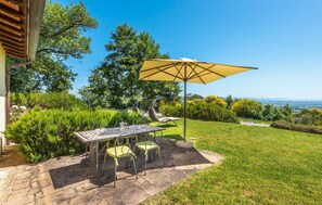 Outdoor dining - Awesome home in Trequanda with house a panoramic view (Trequanda)