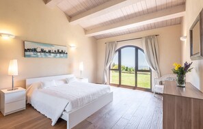 2 bedrooms, iron/ironing board, free WiFi - Awesome home in Trequanda with house a panoramic view (Trequanda)