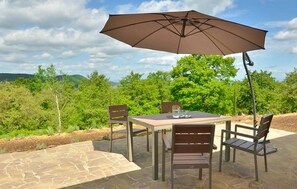 Outdoor dining - Luxurious home in Trequanda with outdoor swimming pool (Trequanda)