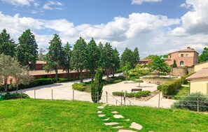 Property grounds - Luxurious home in Trequanda with outdoor swimming pool (Trequanda)