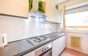 Kylskåp, spishäll, diskmaskin och kaffe- och tebryggare