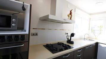 Refrigerador, microondas, horno y parrilla de estufa