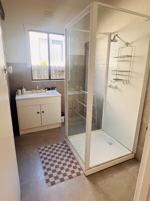 Shower, hair dryer, towels, toilet paper - Warrnambool Holiday Home (Warrnambool)
