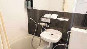 Uma casa de banho com banheira, lavatório e sanita.