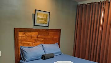 Dobbeltrom – standard | Skrivebord, skrivebord for bærbar PC og blendingsgardiner