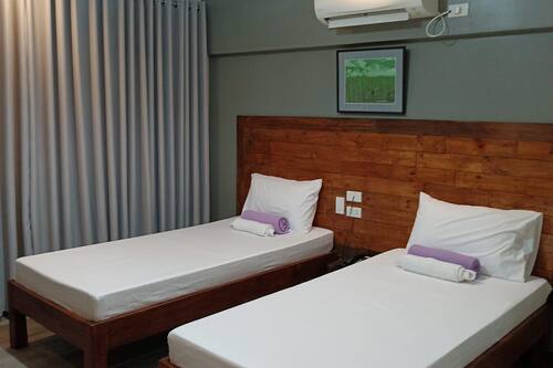 Habitación estándar con 2 camas individuales, vistas a la montaña | Escritorio, espacio para trabajar con un portátil, cortinas opacas