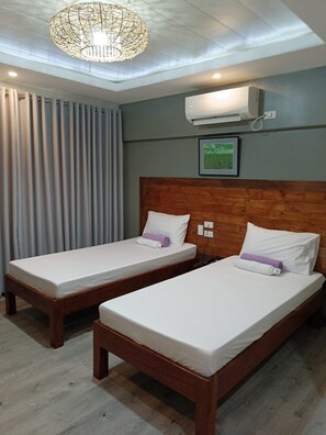 Quarto duplo standard, vista para a montanha | Escrivaninha, espaço de trabalho para notebook, cortinas blackout