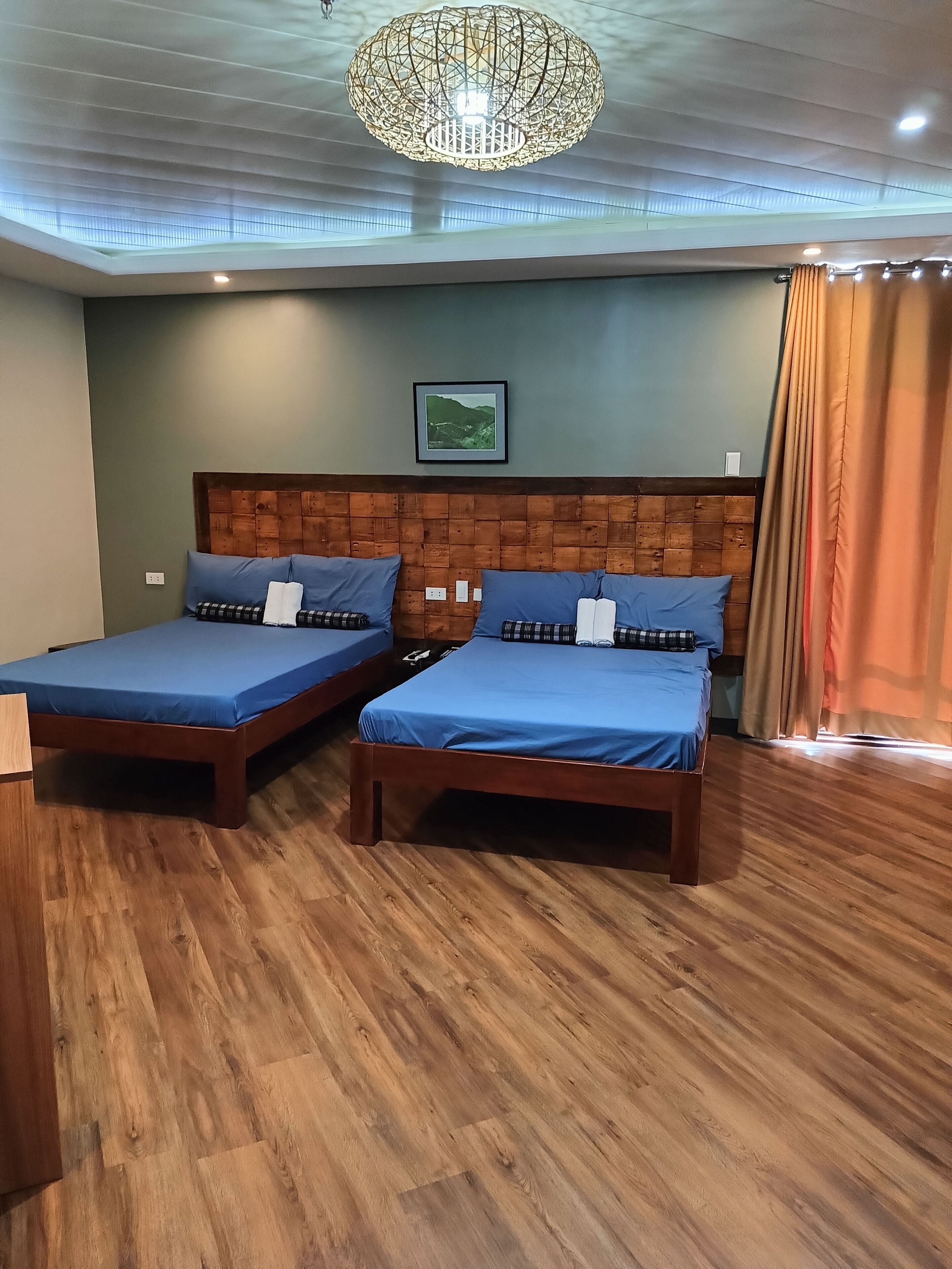 Quarto quádruplo luxo, vista para a montanha | Escrivaninha, espaço de trabalho para notebook, cortinas blackout