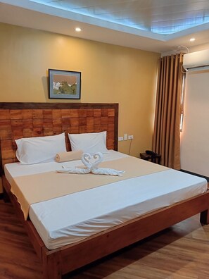 Quarto executivo | Escrivaninha, espaço de trabalho para notebook, cortinas blackout