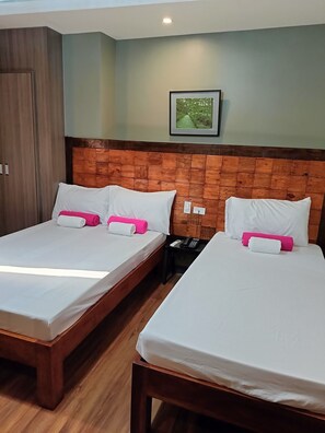 Kolmen hengen standard-huone | Työpöytä, kannettavalle tietokoneelle sopiva työtila, pimennysverhot