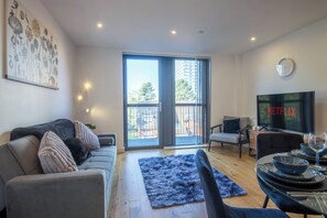 TV - A classy, cozy & modern apartment in Birmingham City centre. (Birmingham)