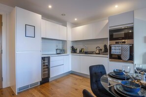 Microwave, oven, stovetop, dishwasher - A classy, cozy & modern apartment in Birmingham City centre. (Birmingham)