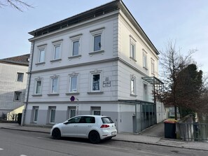 Exterior - FREE Parking-NEspresso-Netflix (Wels)