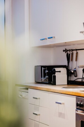 Kjøleskap, mikrobølgeovn, ovn og kokeplater