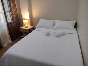 6 bedrooms, iron/ironing board, Internet, bed sheets