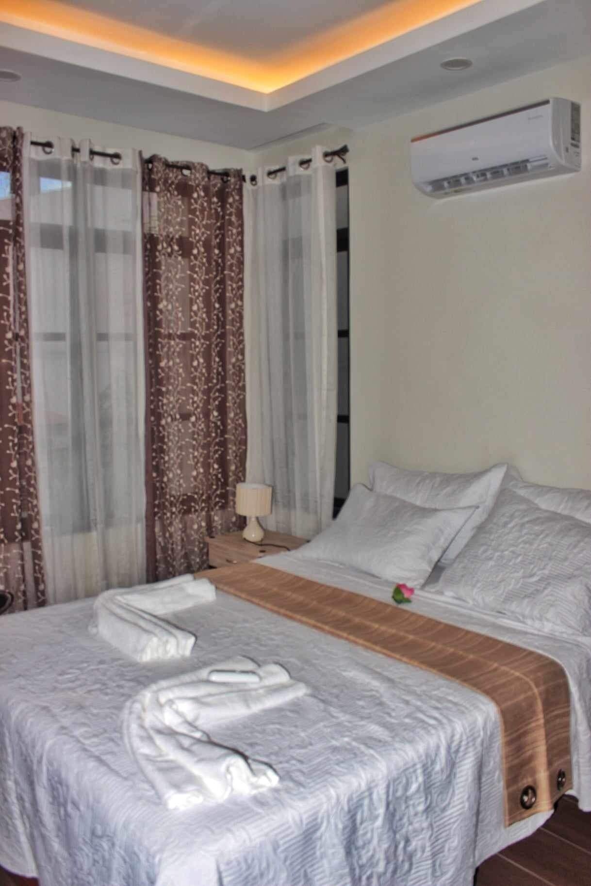 6 bedrooms, iron/ironing board, internet, bed sheets