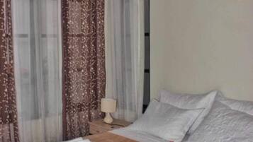 6 bedrooms, iron/ironing board, internet, bed sheets