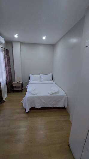 6 bedrooms, iron/ironing board, Internet, bed sheets
