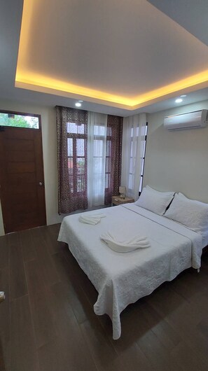 6 bedrooms, iron/ironing board, Internet, bed sheets