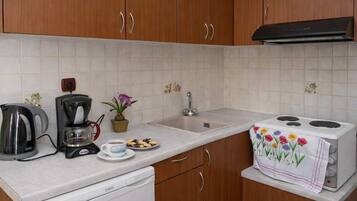 Stovetop, coffee/tea maker, electric kettle, toaster