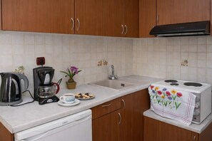 Stovetop, coffee/tea maker, electric kettle, toaster - Agali Beach - Studio with Garden View in Chios (Marmaro)