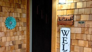 A wooden door with a sign reading "SEQUOIA DR." and a welcome sign. - Deer Hollow Cabin - A family-friendly 3-bedroom cabin in charming Three Rivers (Three Rivers)