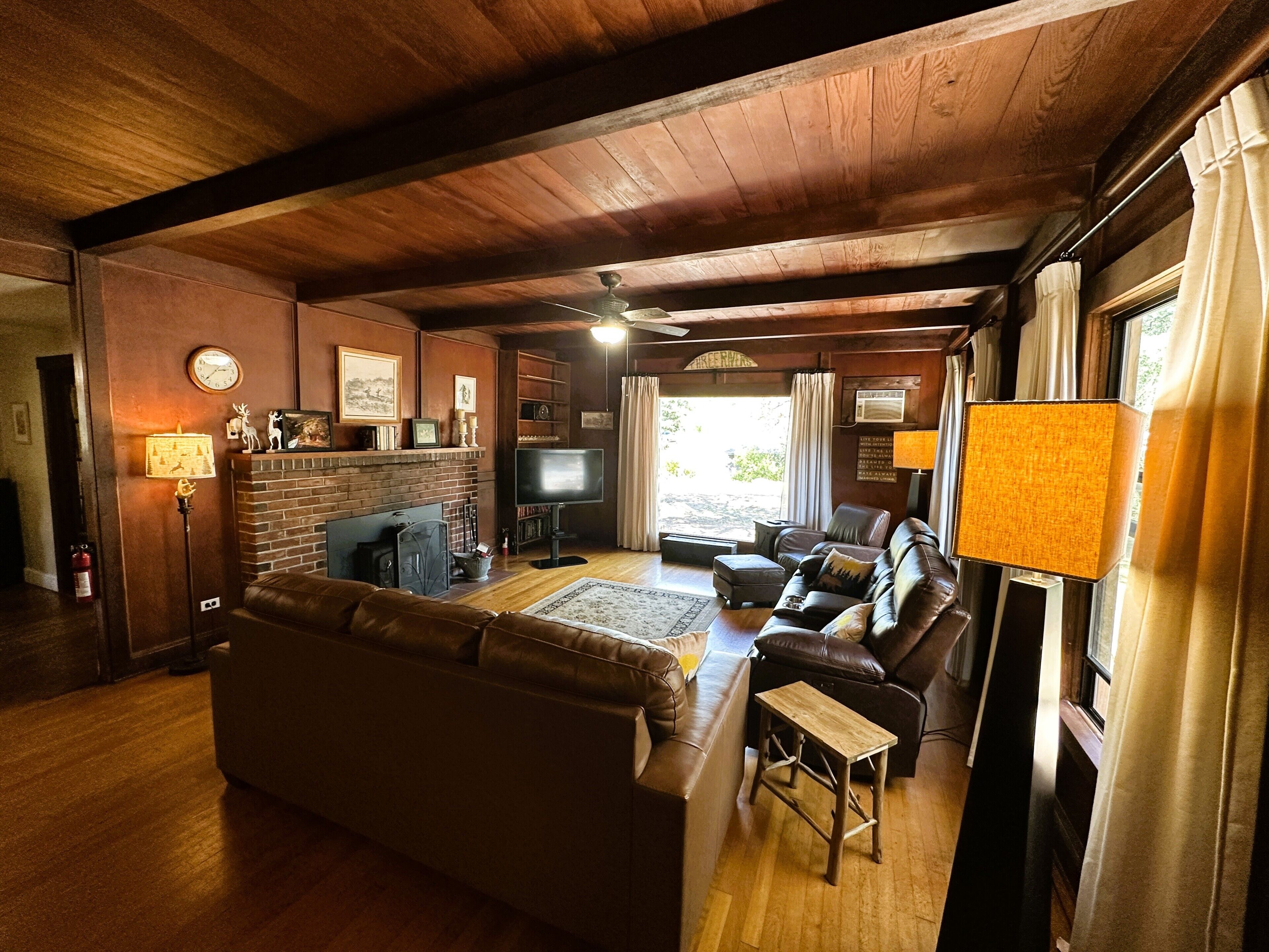 TV, fireplace