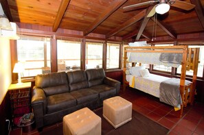 3 makuuhuonetta, silitysrauta/-lauta, internet, vuodevaatteet