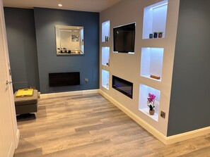 Smart-tv, eldstad och böcker