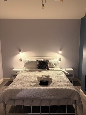 1 bedroom, iron/ironing board, travel cot, free WiFi - Stay Sapphire (Ballycastle)