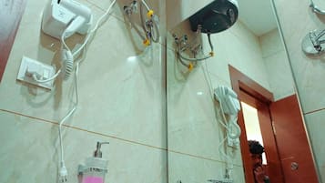 Familienzimmer | Badezimmer | Dusche, Haartrockner, Handtücher, Seife