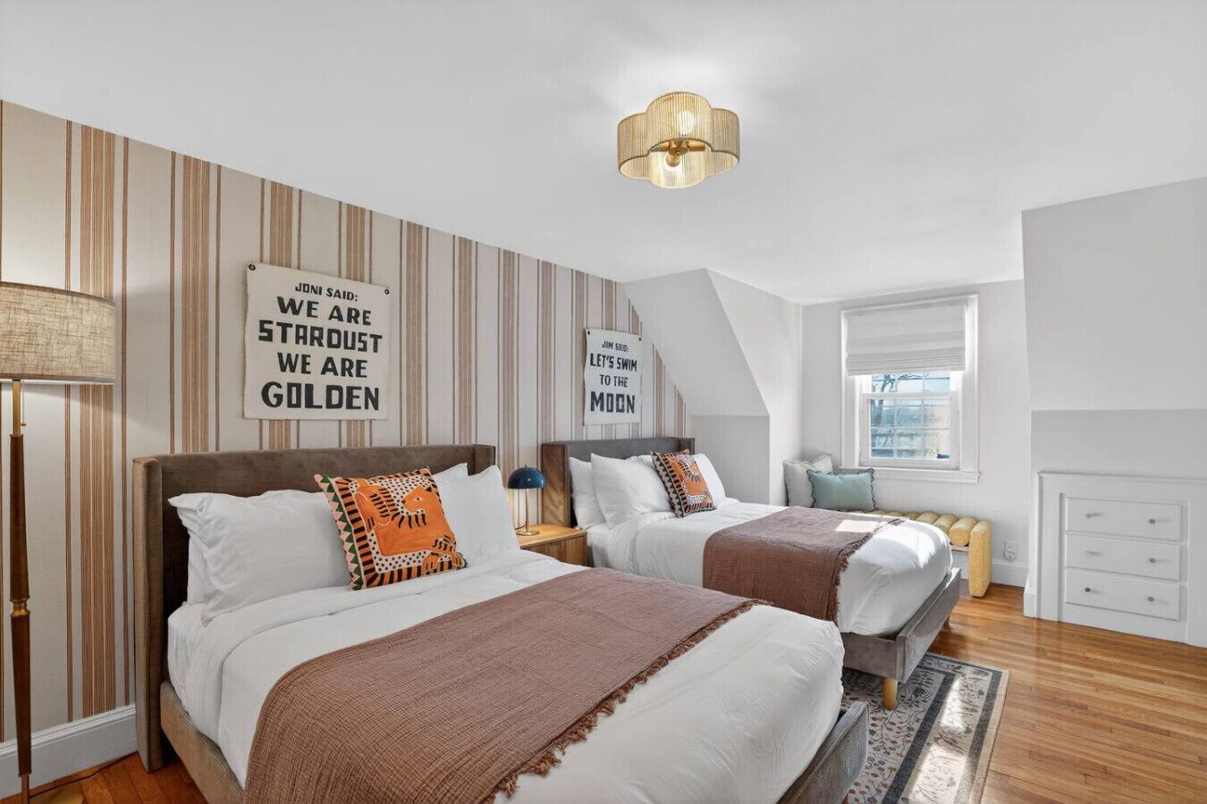 4 makuuhuonetta, työpöytä, silitysrauta/-lauta, vauvan matkasänky