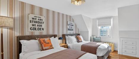 4 makuuhuonetta, työpöytä, silitysrauta/-lauta, vauvan matkasänky