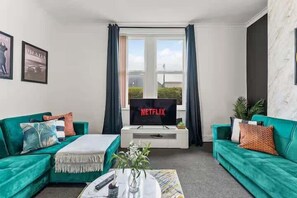 Smart TV - Perfect Booking | 4 Bed Home in Sheffield (Highfield)