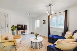 Smart TV - Perfect Booking | 3 Bed Home in Whitechapel (Greater London)