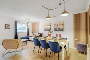 Dining - Perfect Booking | 3 Bed Home in Whitechapel (Greater London)