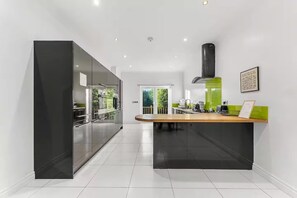 冷蔵庫、電子レンジ、オーブン、コンロ