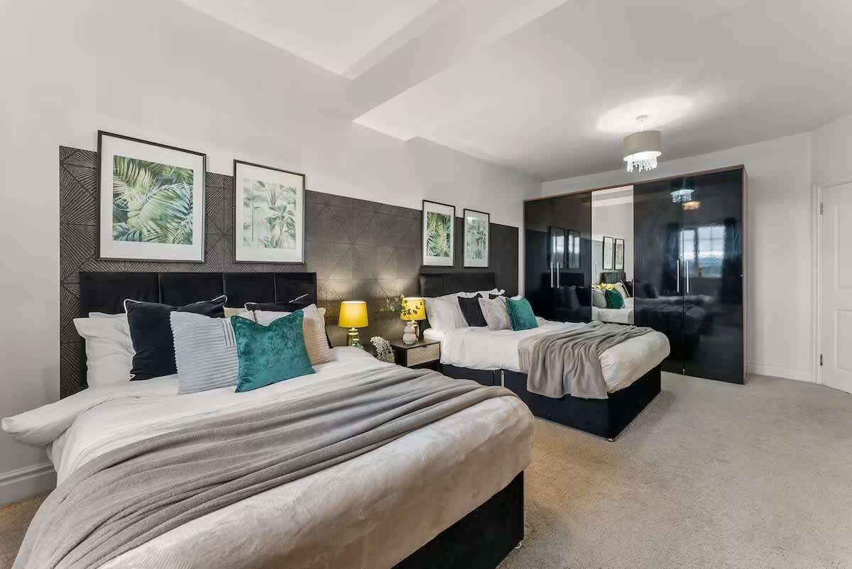 4 habitaciones, tabla de planchar con plancha, wifi y ropa de cama 