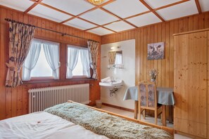 1 bedroom, WiFi, bed sheets - Room 'Eckhof 1' with Shared Terrace, Shared Garden and Wi-Fi (Wieden)