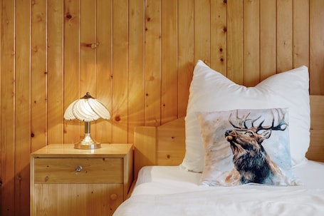 1 bedroom, WiFi, bed sheets. Room 'Eckhof 1' with Shared Terrace, Shared Garden and Wi-Fi