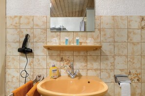 Een douche, handdoeken