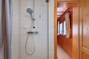 Een douche, handdoeken