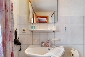 Een douche, handdoeken