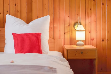 1 bedroom, WiFi, bed sheets. Room 'Eckhof 3' with Shared Terrace, Shared Garden and Wi-Fi