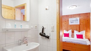 Ein Badezimmer mit Waschbecken, Spiegel und Handtuchhalter.