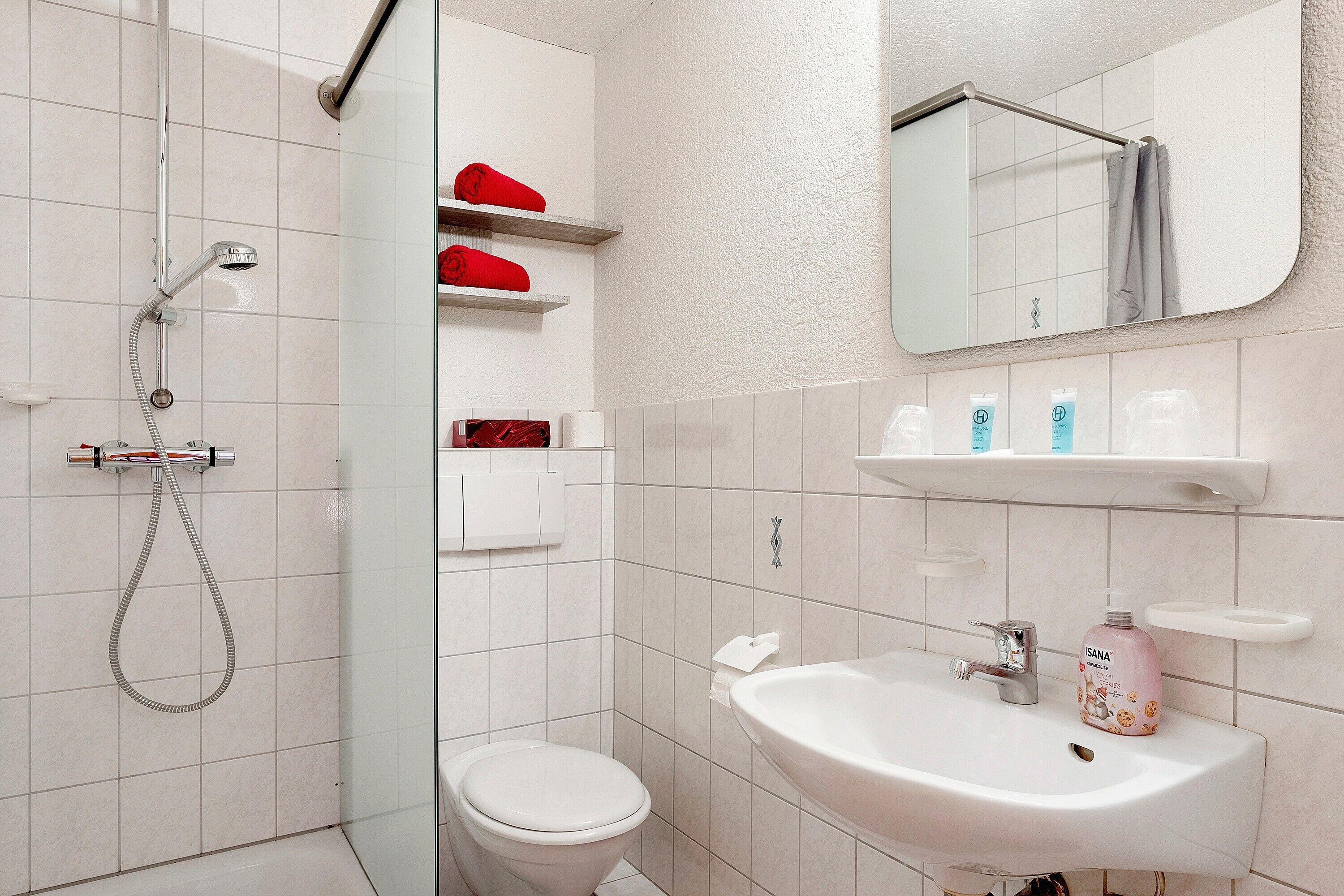 Een douche, handdoeken
