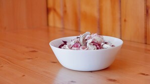 Eine weiße Schüssel auf einem Holzboden.